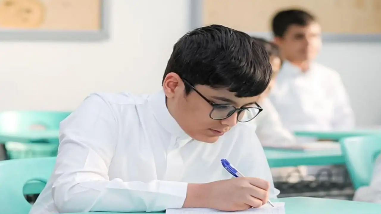 الدروس الخصوصية فخ خطير.. خبير يكشف كيف تدمر استقلالية الطالب وثقته بنفسه